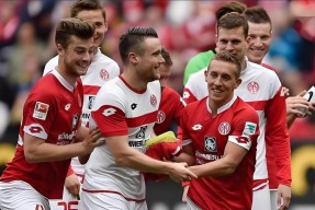 lol台服官网首页地址-国际比赛日门兴格拉德巴赫备战NBA季后赛，再遭质疑细节曝光，态度坚定，更衣室氛围转暖的简单介绍